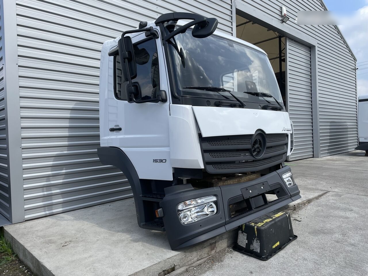 FRONT BUMPER COMPLETE EXTRA COST 800EU Mercedes-Benz ATEGO S-cab ClassicSpace, 2.30 m 2023 Mercedes-Benz ATEGO truck - Cabine voor Vrachtwagen: afbeelding 2 FRONT BUMPER COMPLETE EXTRA COST 800EU Mercedes-Benz ATEGO S-cab ClassicSpace, 2.30 m 2023 Mercedes-Benz ATEGO truck - Cabine voor Vrachtwagen: afbeelding 2