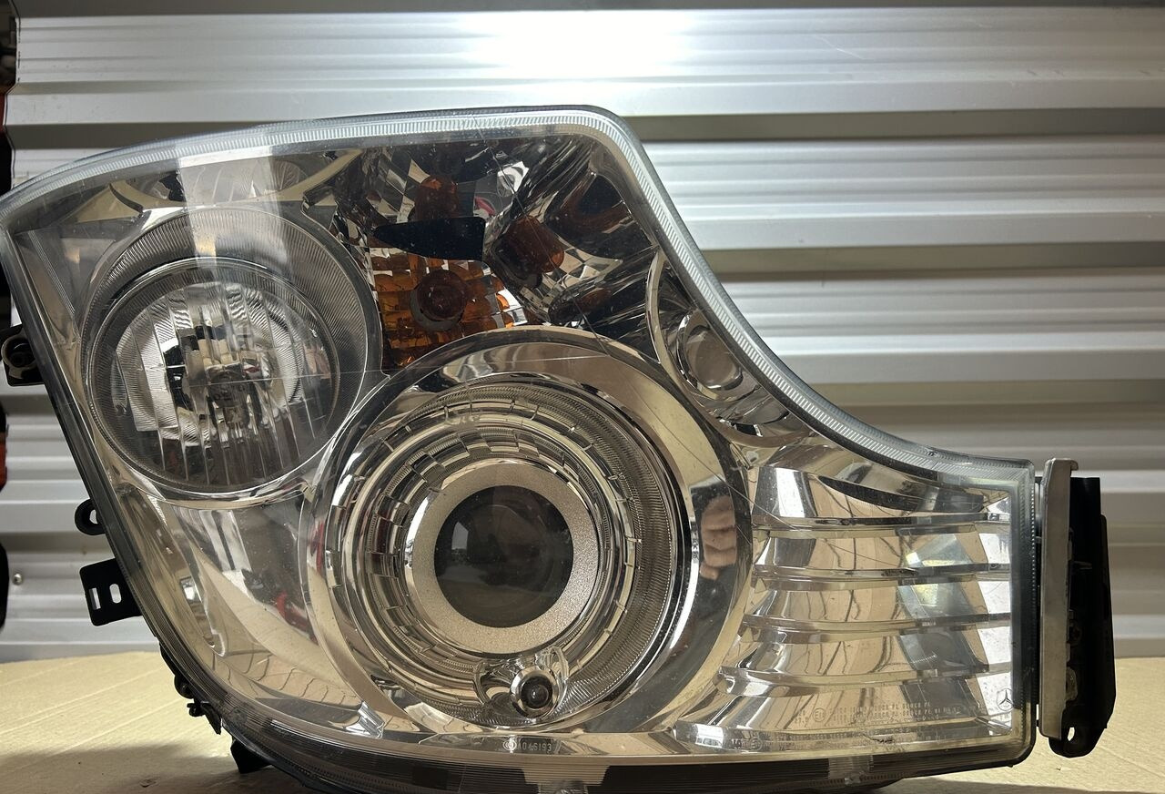 Mercedes-Benz ACTROS MP4 A9608200739 Mercedes-Benz ACTROS MP4 truck - Koplamp voor Vrachtwagen: afbeelding 1 Mercedes-Benz ACTROS MP4 A9608200739 Mercedes-Benz ACTROS MP4 truck - Koplamp voor Vrachtwagen: afbeelding 1