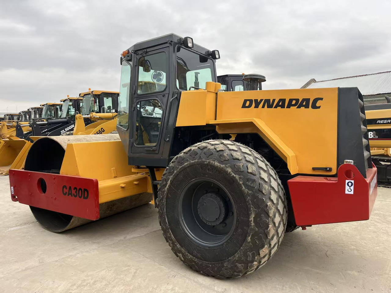 Dynapac Vibratory Road roller CA30D, CA25D Good Price on Sale - Asfaltwals: afbeelding 1 Dynapac Vibratory Road roller CA30D, CA25D Good Price on Sale - Asfaltwals: afbeelding 1