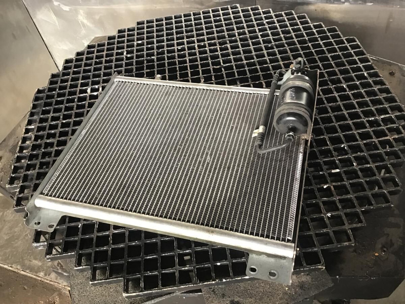 Liebherr Airco Condensor - Airco onderdeel: afbeelding 3 Liebherr Airco Condensor - Airco onderdeel: afbeelding 3