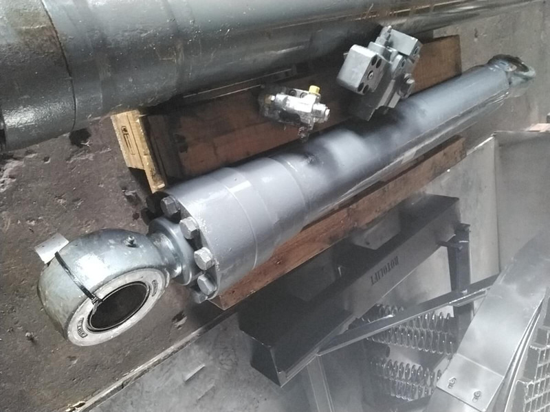 Liebherr R946 LC / R946 LC - Hydraulische cilinder: afbeelding 1 Liebherr R946 LC / R946 LC - Hydraulische cilinder: afbeelding 1