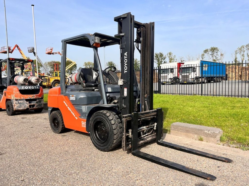 Toyota 02- 8FGJF35 - LPG heftruck: afbeelding 3 Toyota 02- 8FGJF35 - LPG heftruck: afbeelding 3