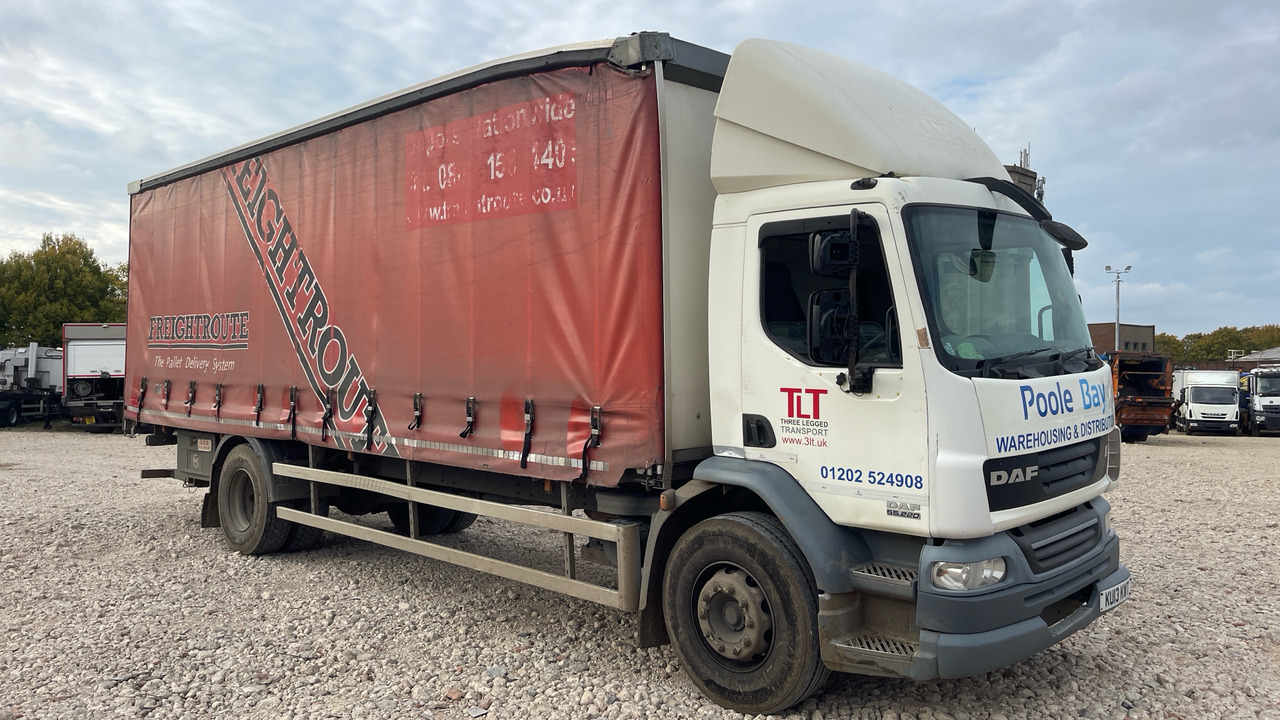 Daf LF 55.220 - Schuifzeilen vrachtwagen: afbeelding 1 Daf LF 55.220 - Schuifzeilen vrachtwagen: afbeelding 1