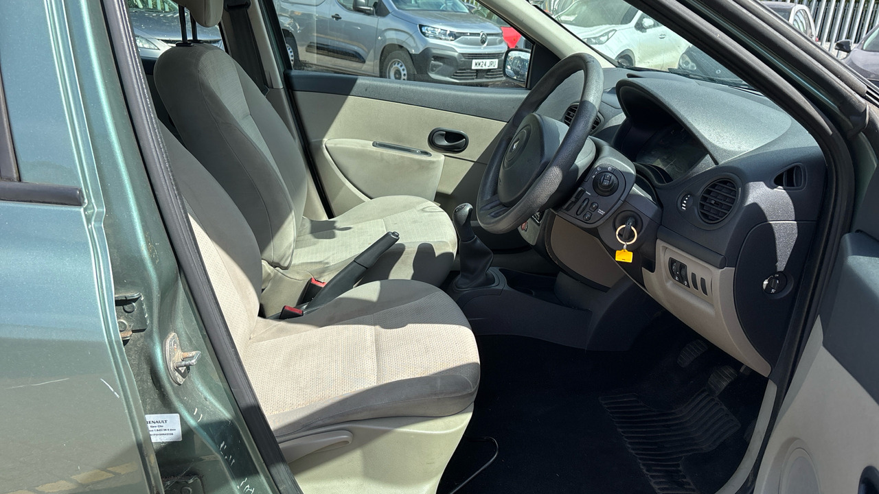 RENAULT CLIO EXPRESSION 1.5 DCI 86 - Hatchback: afbeelding 5 RENAULT CLIO EXPRESSION 1.5 DCI 86 - Hatchback: afbeelding 5