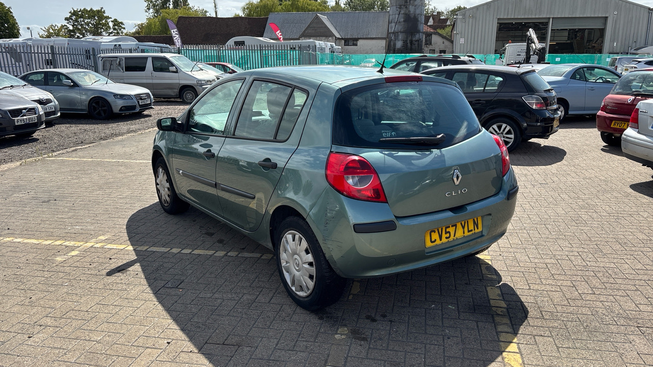 RENAULT CLIO EXPRESSION 1.5 DCI 86 - Hatchback: afbeelding 4 RENAULT CLIO EXPRESSION 1.5 DCI 86 - Hatchback: afbeelding 4