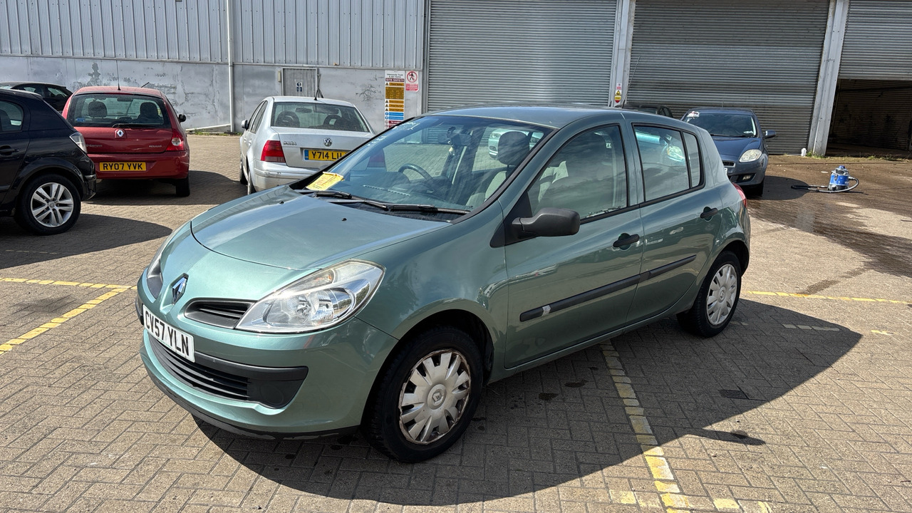 RENAULT CLIO EXPRESSION 1.5 DCI 86 - Hatchback: afbeelding 2 RENAULT CLIO EXPRESSION 1.5 DCI 86 - Hatchback: afbeelding 2