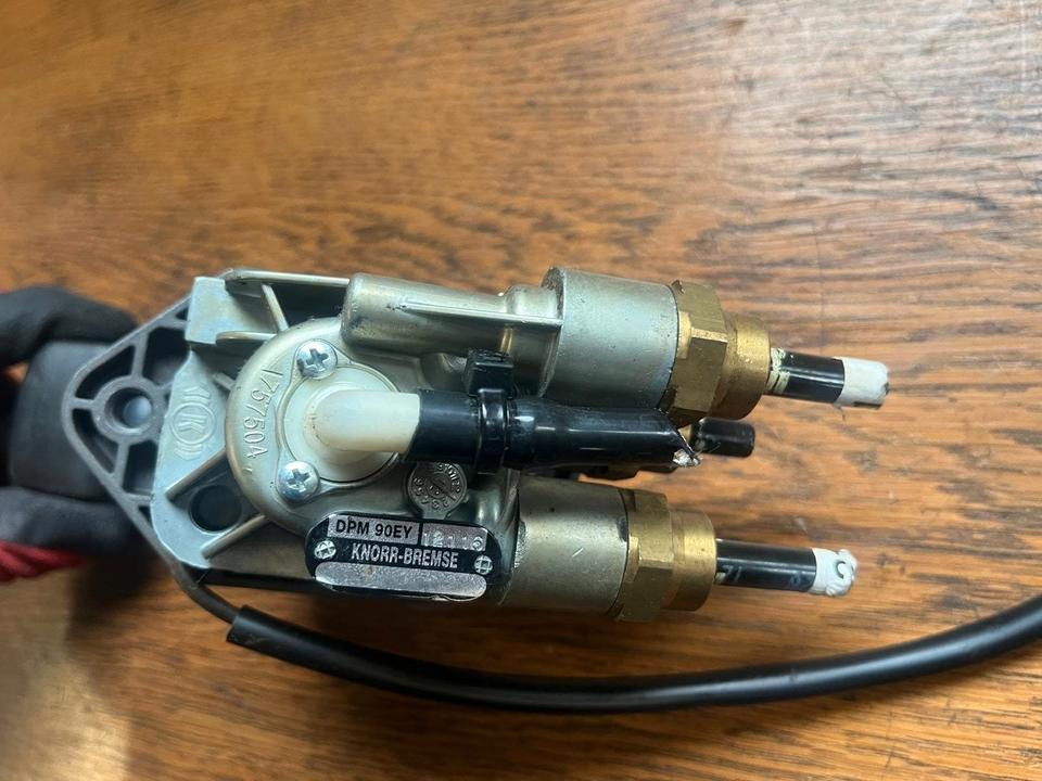 IVECO Stralis KNORR-BREMSE Bremsventil Handbremsventil DPM90EY - Remventiel voor Vrachtwagen: afbeelding 2 IVECO Stralis KNORR-BREMSE Bremsventil Handbremsventil DPM90EY - Remventiel voor Vrachtwagen: afbeelding 2