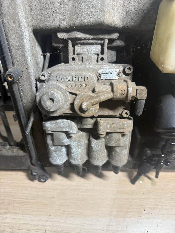 MAN WABCO Fußbremsventil 4800200070 81.52130-6295 - Remdelen voor Vrachtwagen: afbeelding 2 MAN WABCO Fußbremsventil 4800200070 81.52130-6295 - Remdelen voor Vrachtwagen: afbeelding 2