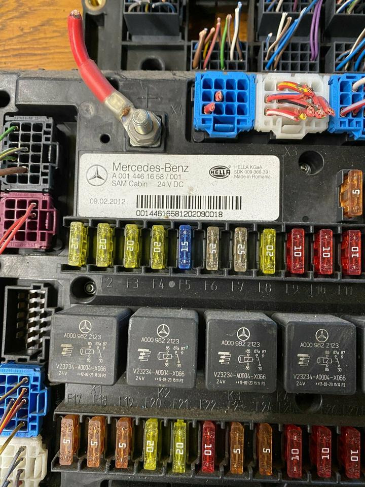 Mercedes Actros MP4 Sicherungskasten A 001 446 16 58 - Zekeringkast voor Vrachtwagen: afbeelding 2 Mercedes Actros MP4 Sicherungskasten A 001 446 16 58 - Zekeringkast voor Vrachtwagen: afbeelding 2