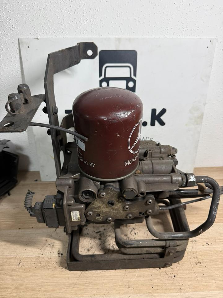 Mercedes KNORR-BREMSE LufttrocknerA0014465564 K138265 - Remtoebehoor voor Vrachtwagen: afbeelding 1 Mercedes KNORR-BREMSE LufttrocknerA0014465564 K138265 - Remtoebehoor voor Vrachtwagen: afbeelding 1