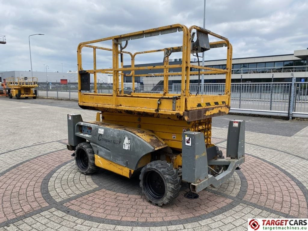 Haulotte Compact 12DX Diesel 4x4 Scissor Work Lift 1206cm - Schaarlift: afbeelding 2 Haulotte Compact 12DX Diesel 4x4 Scissor Work Lift 1206cm - Schaarlift: afbeelding 2
