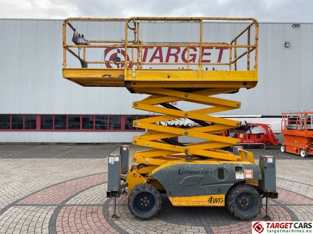 Haulotte Compact 12DX Diesel 4x4 Scissor Work Lift 1206cm - Schaarlift: afbeelding 5 Haulotte Compact 12DX Diesel 4x4 Scissor Work Lift 1206cm - Schaarlift: afbeelding 5