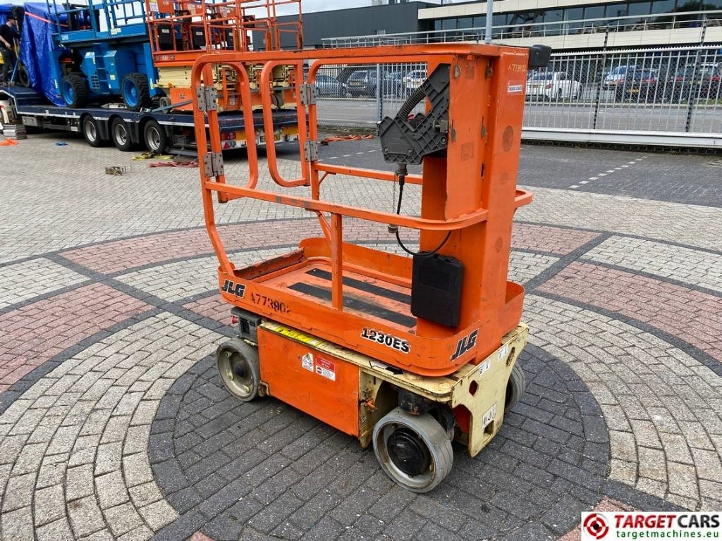 JLG 1230ES Electric Vertical Mast Work Lift 566cm - Verticale masthoogwerker: afbeelding 2 JLG 1230ES Electric Vertical Mast Work Lift 566cm - Verticale masthoogwerker: afbeelding 2