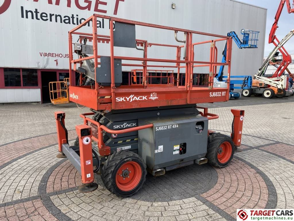 SkyJack SJ6832RT Diesel Scissor Work Lift 1180cm - Schaarlift: afbeelding 1 SkyJack SJ6832RT Diesel Scissor Work Lift 1180cm - Schaarlift: afbeelding 1