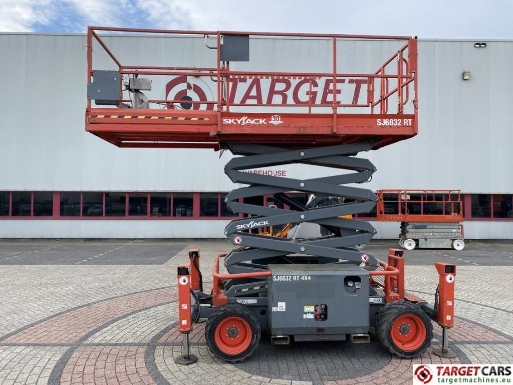SkyJack SJ6832RT Diesel Scissor Work Lift 1180cm - Schaarlift: afbeelding 5 SkyJack SJ6832RT Diesel Scissor Work Lift 1180cm - Schaarlift: afbeelding 5