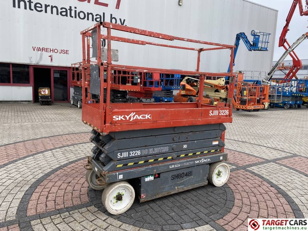 SkyJack SJIII-3226 Electric Scissor Work Lift 990cm - Schaarlift: afbeelding 1 SkyJack SJIII-3226 Electric Scissor Work Lift 990cm - Schaarlift: afbeelding 1