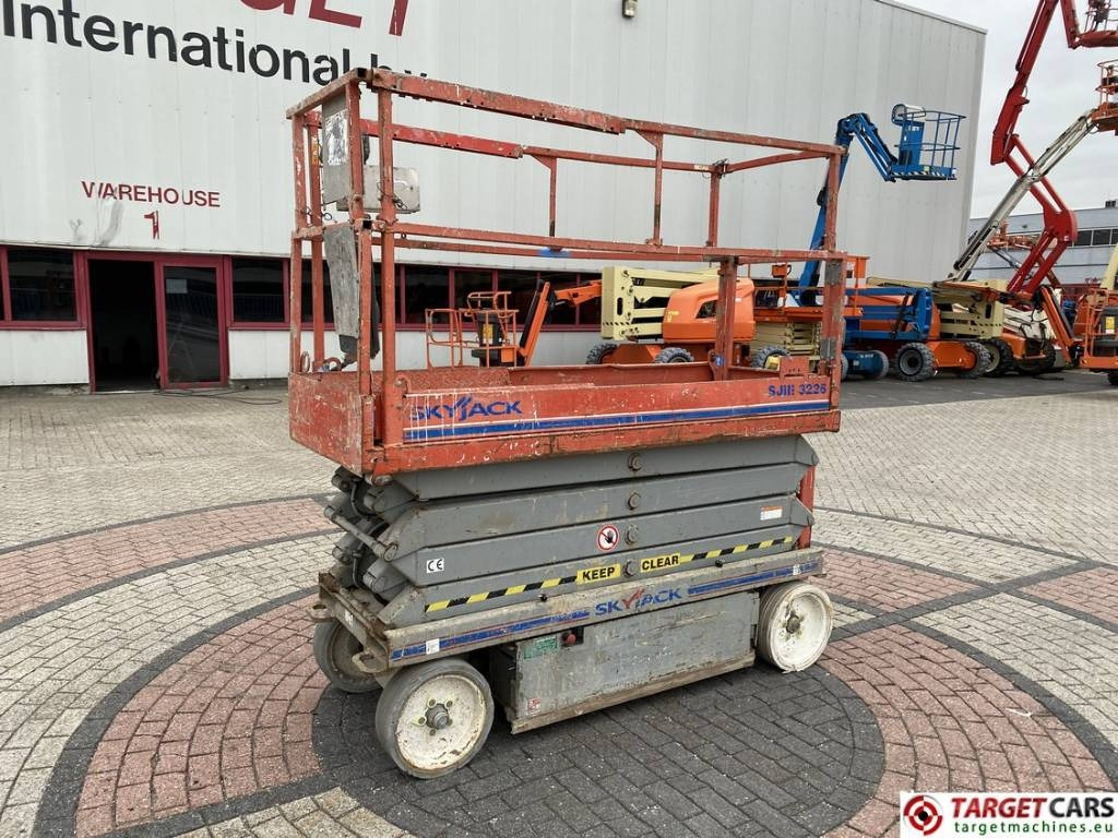 SkyJack SJIII-3226 Electric Scissor Work Lift 990cm  - Schaarlift: afbeelding 1 SkyJack SJIII-3226 Electric Scissor Work Lift 990cm  - Schaarlift: afbeelding 1