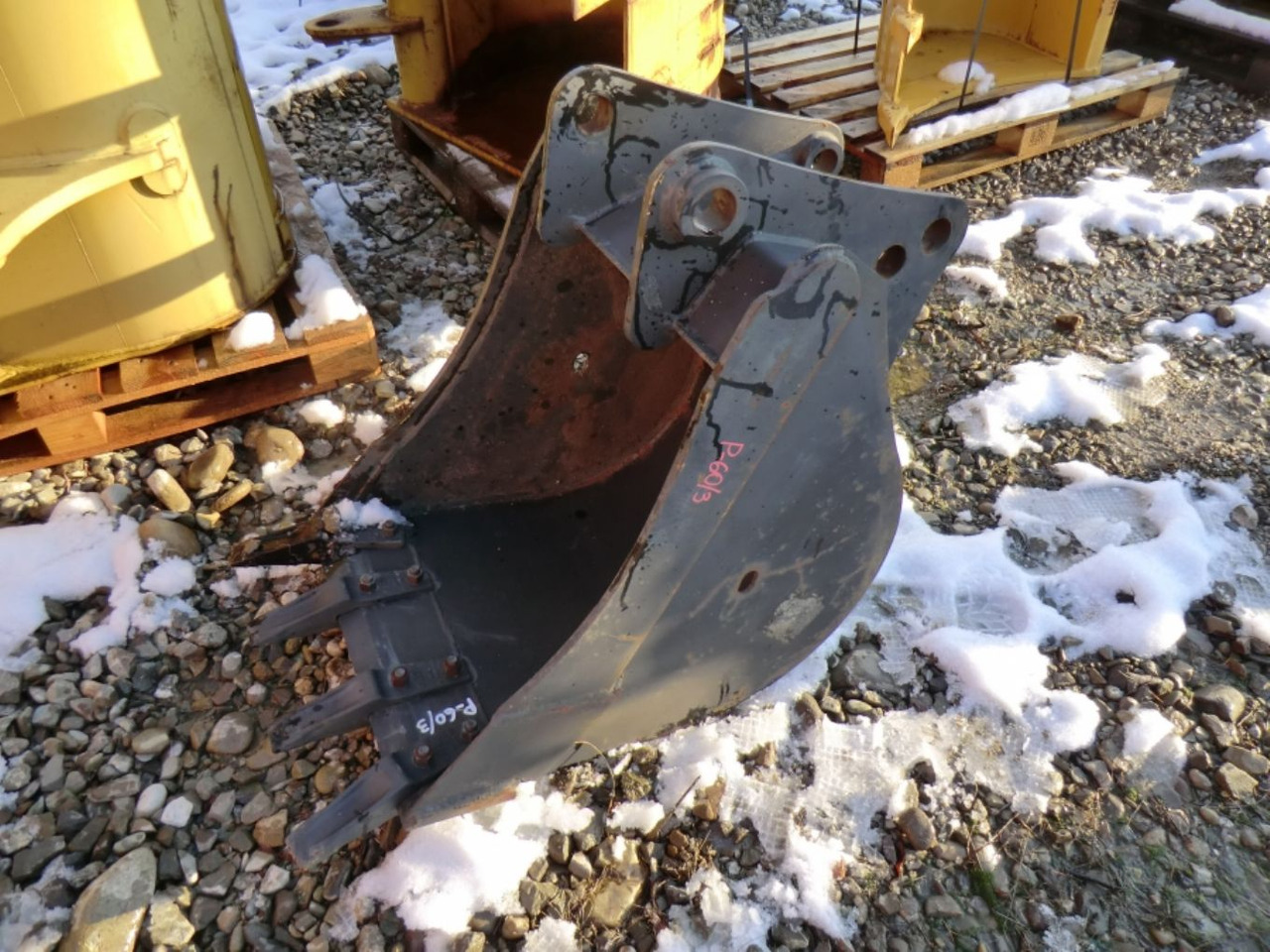 Caterpillar 428 Benna con denti per retroescavaore terna, larghezza mm 600, peso kg 170, anno di costruzione 03/06. - Graafbak: afbeelding 1 Caterpillar 428 Benna con denti per retroescavaore terna, larghezza mm 600, peso kg 170, anno di costruzione 03/06. - Graafbak: afbeelding 1