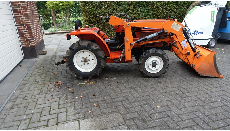 Hinomoto C144 4x4 met frontlader - Tractor: afbeelding 3 Hinomoto C144 4x4 met frontlader - Tractor: afbeelding 3