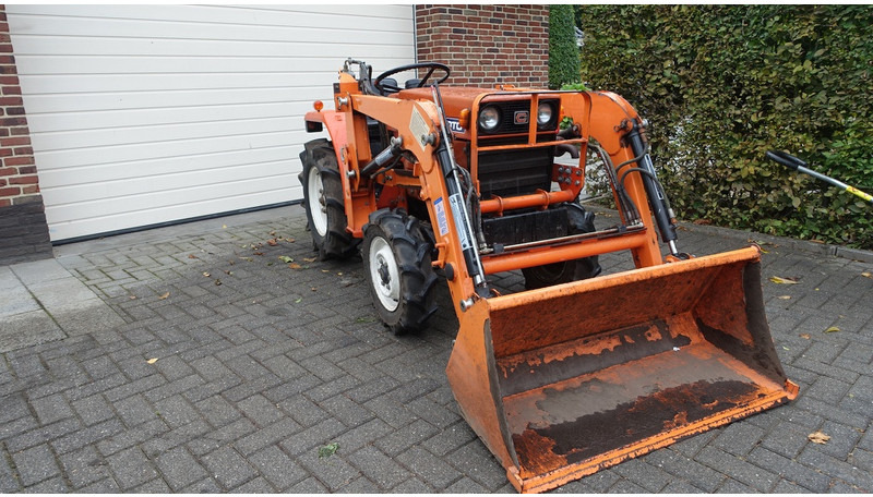 Hinomoto C144 4x4 met frontlader - Tractor: afbeelding 2 Hinomoto C144 4x4 met frontlader - Tractor: afbeelding 2