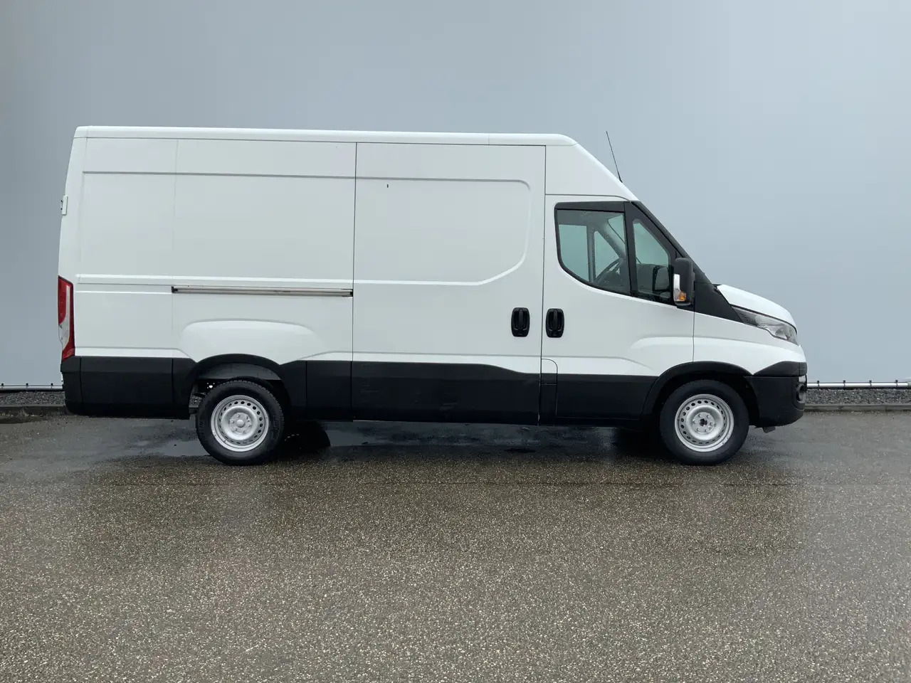 Iveco Daily 35S13V 2.3 352 H2 L3 Airco 3 Zits Opstap Euro 5 - Gesloten bestelwagen: afbeelding 3 Iveco Daily 35S13V 2.3 352 H2 L3 Airco 3 Zits Opstap Euro 5 - Gesloten bestelwagen: afbeelding 3