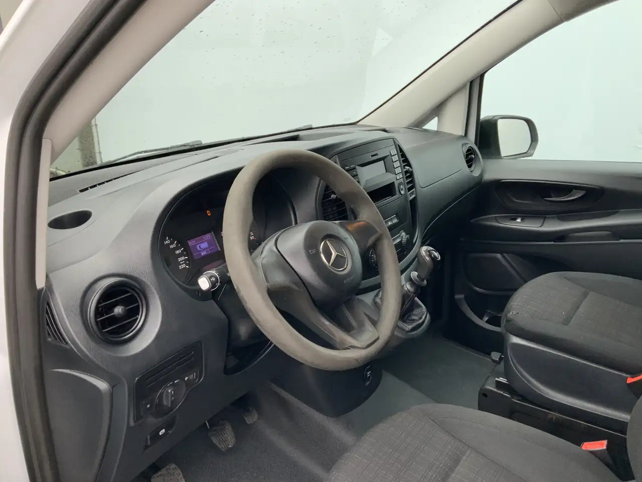 Mercedes-Benz Vito 111 CDI Functional Airco Trekhaak 2000 kg (Schades - Gesloten bestelwagen: afbeelding 5 Mercedes-Benz Vito 111 CDI Functional Airco Trekhaak 2000 kg (Schades - Gesloten bestelwagen: afbeelding 5