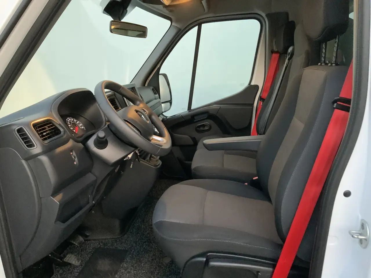 Renault Master T35 2.3 dCi 145 L3 Meubelbak&Klep Zijdeur Airco Cr - Bestelwagen gesloten laadbak: afbeelding 4 Renault Master T35 2.3 dCi 145 L3 Meubelbak&Klep Zijdeur Airco Cr - Bestelwagen gesloten laadbak: afbeelding 4