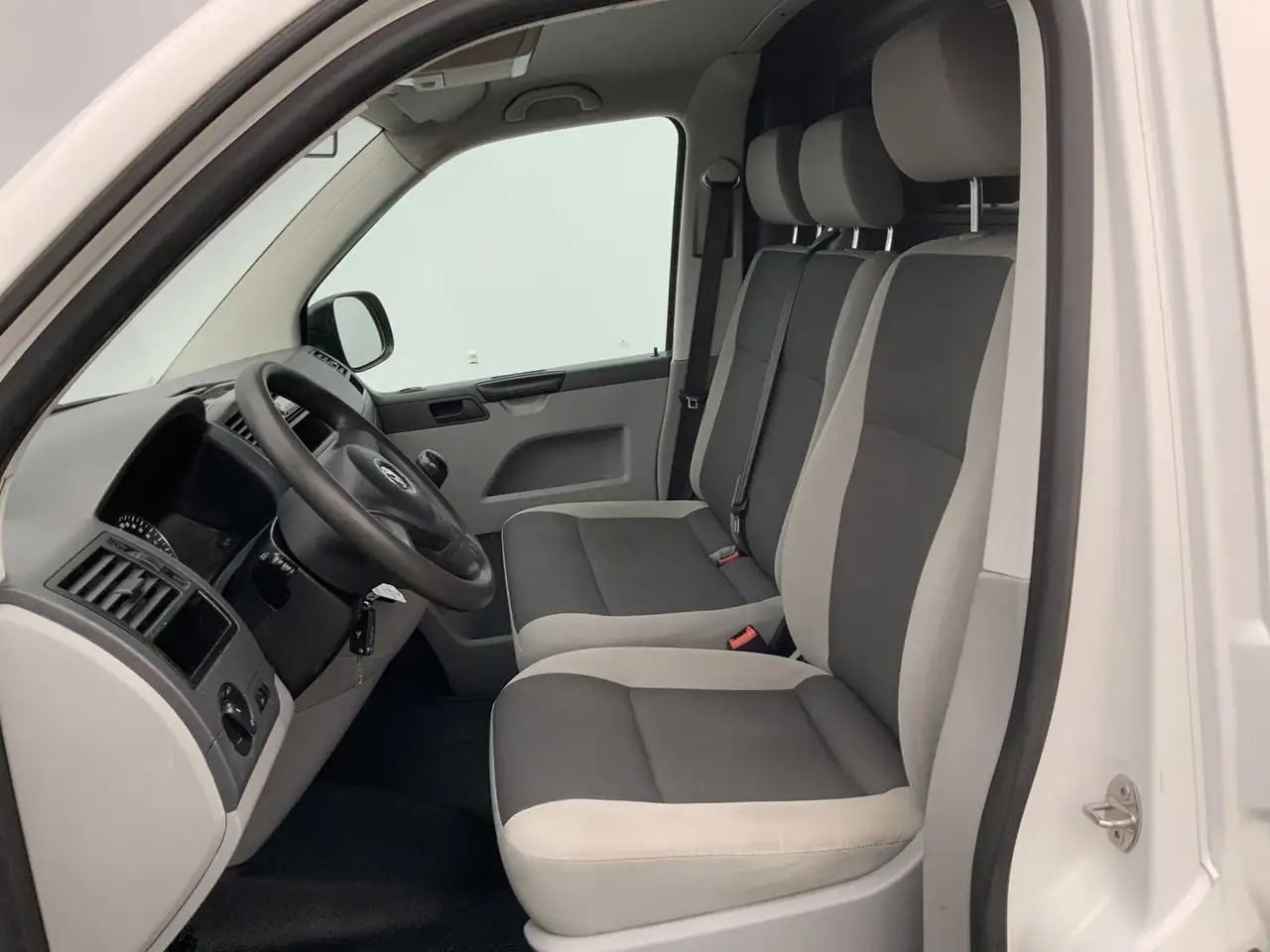 Volkswagen T5 Transporter 2.0 TDI L2H2 Airco Cruise 3 Zits Imperiaal & Trekh - Gesloten bestelwagen: afbeelding 5 Volkswagen T5 Transporter 2.0 TDI L2H2 Airco Cruise 3 Zits Imperiaal & Trekh - Gesloten bestelwagen: afbeelding 5