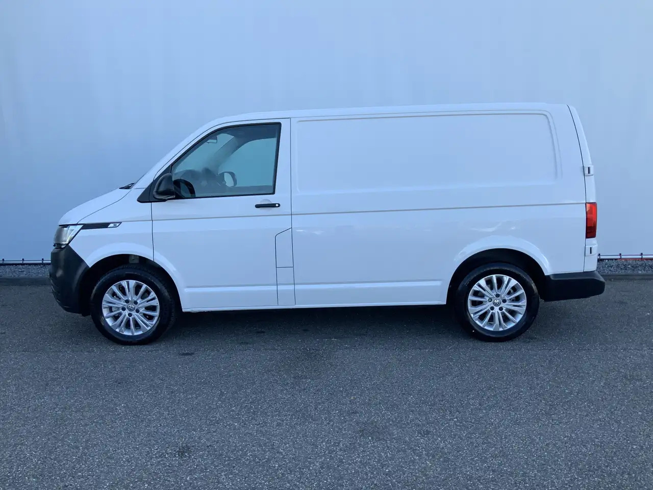 Volkswagen T6.1 Transporter 2.0 TDI L1H1 26 Economy Business Airco Cruise 3 Zi - Gesloten bestelwagen: afbeelding 3 Volkswagen T6.1 Transporter 2.0 TDI L1H1 26 Economy Business Airco Cruise 3 Zi - Gesloten bestelwagen: afbeelding 3