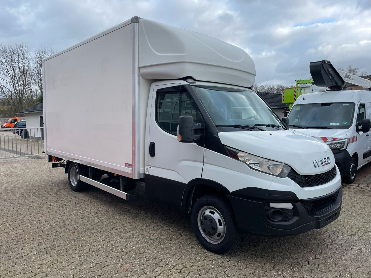 Iveco Daily Koffer 4.2m Ladebordwand Dhollandia Klima - Bestelwagen gesloten laadbak: afbeelding 3 Iveco Daily Koffer 4.2m Ladebordwand Dhollandia Klima - Bestelwagen gesloten laadbak: afbeelding 3