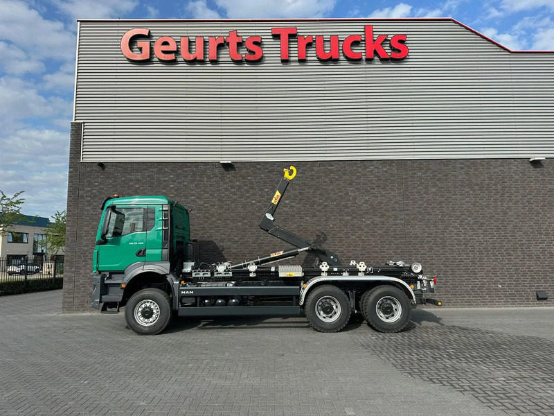 MAN TGS 33.480 6X6 HYVA LIFT 26-55-S HAAKARM / ABROLLKIPPER/ HOOKLIFT (NIEUWE/ NEU/ NEW) - Haakarmsysteem vrachtwagen: afbeelding 1 MAN TGS 33.480 6X6 HYVA LIFT 26-55-S HAAKARM / ABROLLKIPPER/ HOOKLIFT (NIEUWE/ NEU/ NEW) - Haakarmsysteem vrachtwagen: afbeelding 1