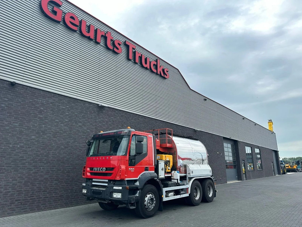 Iveco Trakker 330 6X4 LINNHOFF& HENNE AWÖL 600 6M3 ASF - Vrachtwagen: afbeelding 2 Iveco Trakker 330 6X4 LINNHOFF& HENNE AWÖL 600 6M3 ASF - Vrachtwagen: afbeelding 2