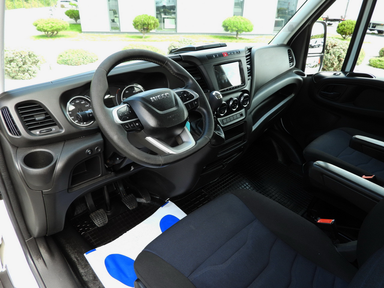 IVECO DAILY 35C16 TIPPER DOUBLE CABIN DOKA 6 SEATS CRUISE CONTROL NAVIGATION TWIN WHEELS AIR CONDITIONING 160HP - Bedrijfswagen: afbeelding 2 IVECO DAILY 35C16 TIPPER DOUBLE CABIN DOKA 6 SEATS CRUISE CONTROL NAVIGATION TWIN WHEELS AIR CONDITIONING 160HP - Bedrijfswagen: afbeelding 2