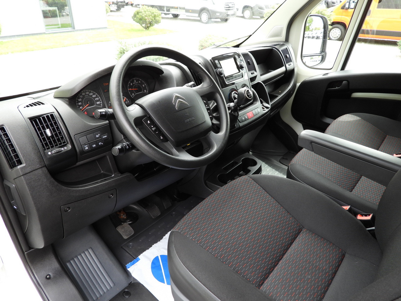 CITROEN JUMPER BOX LIFT 8 PALLETS CRUISE CONTROL NAVIGATION AIR CONDITIONING 165HP - Bestelwagen gesloten laadbak: afbeelding 2 CITROEN JUMPER BOX LIFT 8 PALLETS CRUISE CONTROL NAVIGATION AIR CONDITIONING 165HP - Bestelwagen gesloten laadbak: afbeelding 2