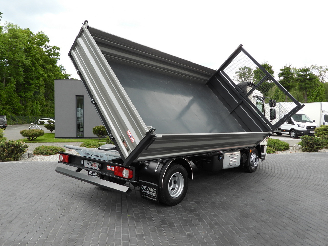 DAF LF 180 THREE-WAY TIPPER CRUISE CONTROL LED LIGHTS AUTOMATIC TRANSMISSION TWIN WHEELS AIR CONDITIONING 180HP - Kipper vrachtwagen: afbeelding 3 DAF LF 180 THREE-WAY TIPPER CRUISE CONTROL LED LIGHTS AUTOMATIC TRANSMISSION TWIN WHEELS AIR CONDITIONING 180HP - Kipper vrachtwagen: afbeelding 3