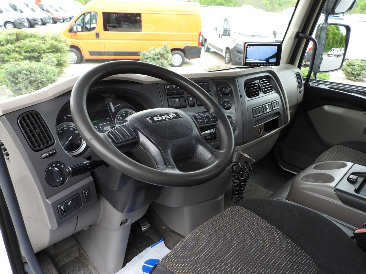 DAF LF 180 THREE-WAY TIPPER CRUISE CONTROL LED LIGHTS AUTOMATIC TRANSMISSION TWIN WHEELS AIR CONDITIONING 180HP - Kipper vrachtwagen: afbeelding 2 DAF LF 180 THREE-WAY TIPPER CRUISE CONTROL LED LIGHTS AUTOMATIC TRANSMISSION TWIN WHEELS AIR CONDITIONING 180HP - Kipper vrachtwagen: afbeelding 2