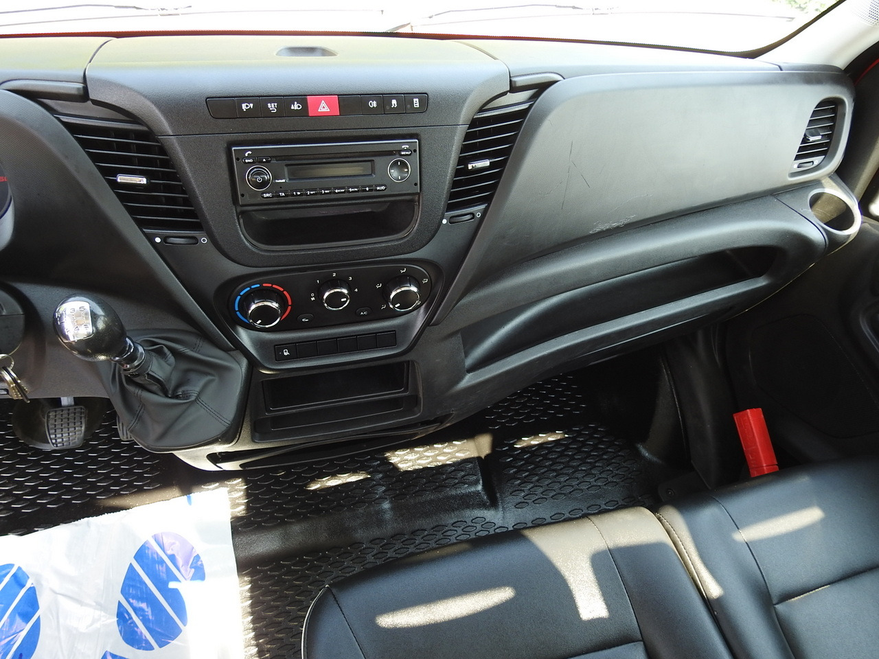 Leasing IVECO DAILY 35C13 TIPPER CRUISE CONTROL AIR CONDITIONING TWIN WHEELS 130HP IVECO DAILY 35C13 TIPPER CRUISE CONTROL AIR CONDITIONING TWIN WHEELS 130HP: afbeelding 34 Leasing IVECO DAILY 35C13 TIPPER CRUISE CONTROL AIR CONDITIONING TWIN WHEELS 130HP IVECO DAILY 35C13 TIPPER CRUISE CONTROL AIR CONDITIONING TWIN WHEELS 130HP: afbeelding 34