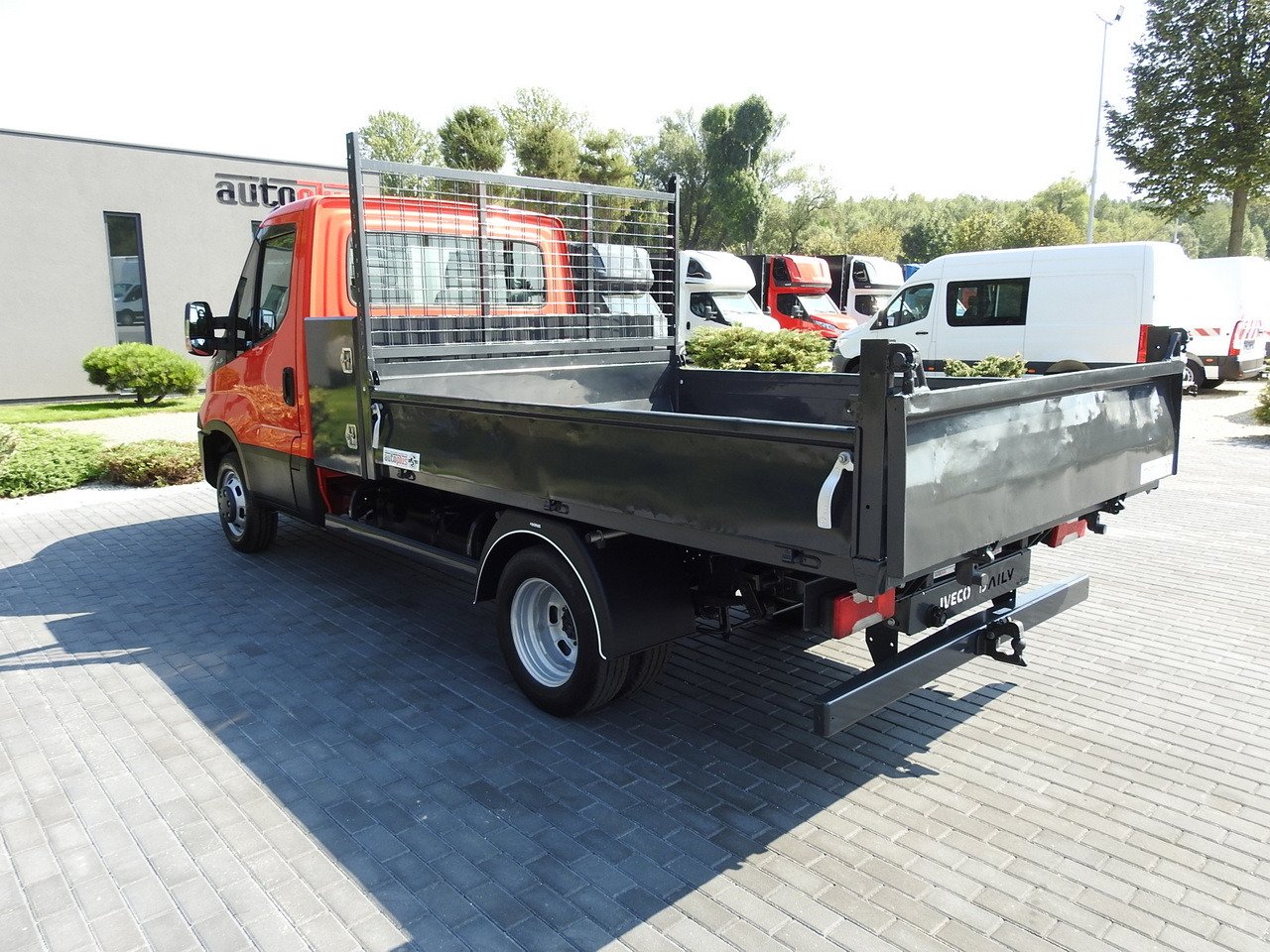 Leasing IVECO DAILY 35C13 TIPPER CRUISE CONTROL AIR CONDITIONING TWIN WHEELS 130HP IVECO DAILY 35C13 TIPPER CRUISE CONTROL AIR CONDITIONING TWIN WHEELS 130HP: afbeelding 9 Leasing IVECO DAILY 35C13 TIPPER CRUISE CONTROL AIR CONDITIONING TWIN WHEELS 130HP IVECO DAILY 35C13 TIPPER CRUISE CONTROL AIR CONDITIONING TWIN WHEELS 130HP: afbeelding 9