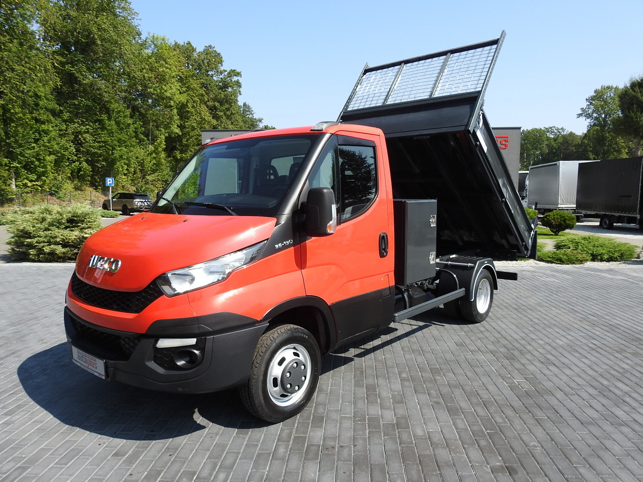 Leasing IVECO DAILY 35C13 TIPPER CRUISE CONTROL AIR CONDITIONING TWIN WHEELS 130HP IVECO DAILY 35C13 TIPPER CRUISE CONTROL AIR CONDITIONING TWIN WHEELS 130HP: afbeelding 18 Leasing IVECO DAILY 35C13 TIPPER CRUISE CONTROL AIR CONDITIONING TWIN WHEELS 130HP IVECO DAILY 35C13 TIPPER CRUISE CONTROL AIR CONDITIONING TWIN WHEELS 130HP: afbeelding 18