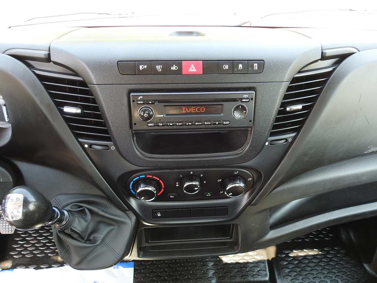 Leasing IVECO DAILY 35C13 TIPPER CRUISE CONTROL AIR CONDITIONING TWIN WHEELS 130HP IVECO DAILY 35C13 TIPPER CRUISE CONTROL AIR CONDITIONING TWIN WHEELS 130HP: afbeelding 35 Leasing IVECO DAILY 35C13 TIPPER CRUISE CONTROL AIR CONDITIONING TWIN WHEELS 130HP IVECO DAILY 35C13 TIPPER CRUISE CONTROL AIR CONDITIONING TWIN WHEELS 130HP: afbeelding 35