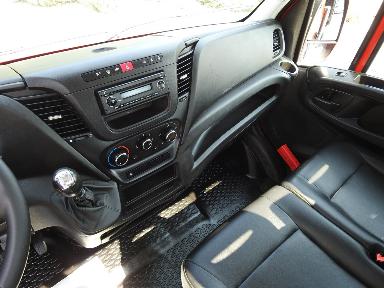 Leasing IVECO DAILY 35C13 TIPPER CRUISE CONTROL AIR CONDITIONING TWIN WHEELS 130HP IVECO DAILY 35C13 TIPPER CRUISE CONTROL AIR CONDITIONING TWIN WHEELS 130HP: afbeelding 33 Leasing IVECO DAILY 35C13 TIPPER CRUISE CONTROL AIR CONDITIONING TWIN WHEELS 130HP IVECO DAILY 35C13 TIPPER CRUISE CONTROL AIR CONDITIONING TWIN WHEELS 130HP: afbeelding 33