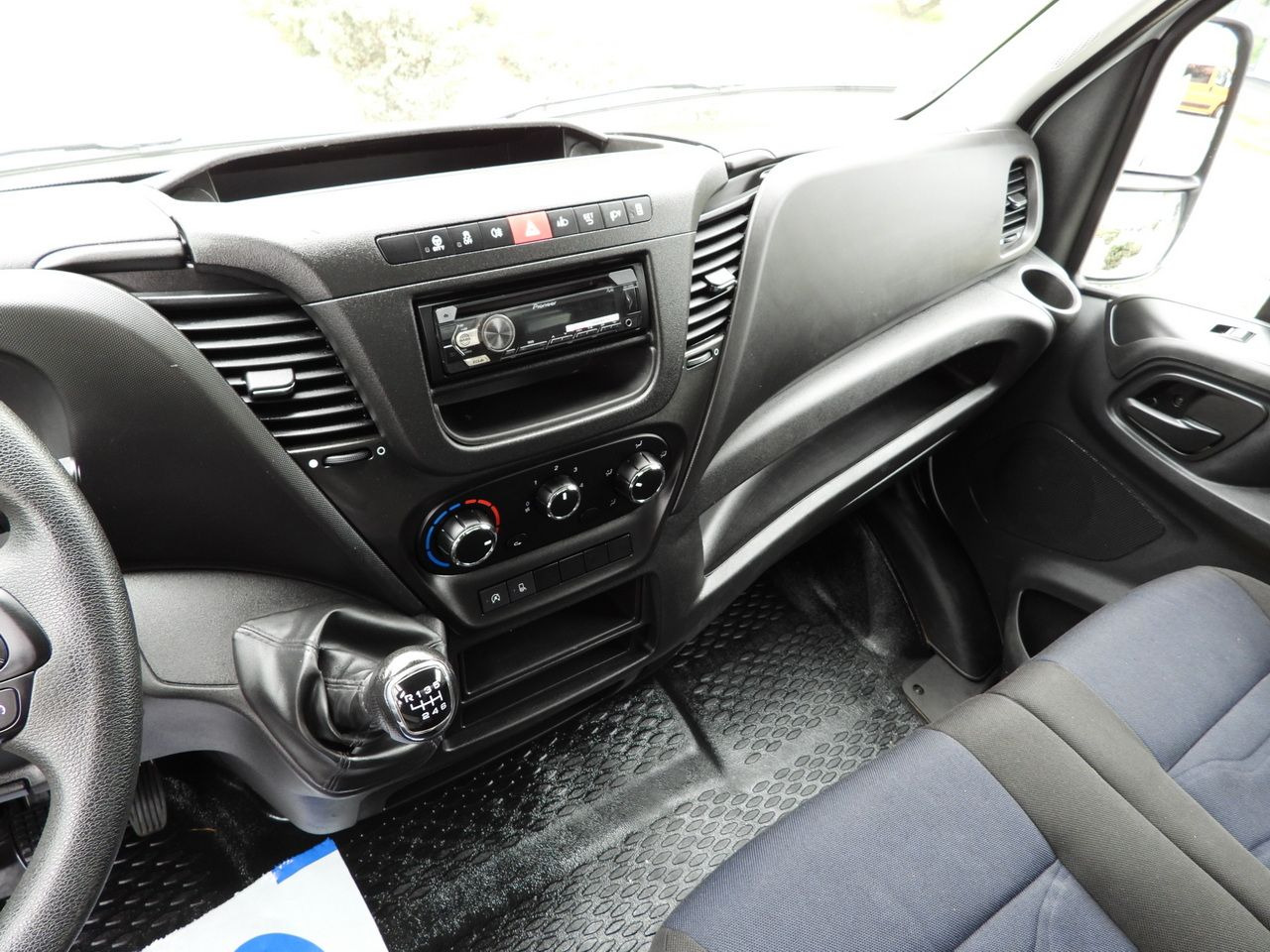 Kipper bestelwagen IVECO DAILY 35C14 TIPPER CRUISE CONTROL TWIN WHEELS  140HP: afbeelding 32 Kipper bestelwagen IVECO DAILY 35C14 TIPPER CRUISE CONTROL TWIN WHEELS  140HP: afbeelding 32