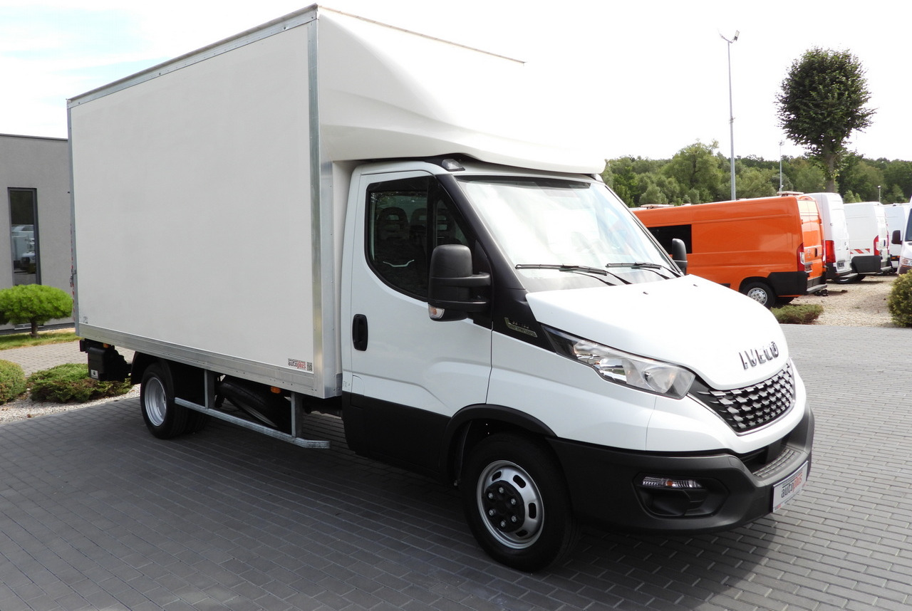 IVECO DAILY 35C16 BOX LIFT 8 PALLETS CRUISE CONTROL AUTOMATIC TRANSMISSION HI-MATIC TWIN WHEELS AIR CONDITIONING 160HP - Bestelwagen gesloten laadbak: afbeelding 4 IVECO DAILY 35C16 BOX LIFT 8 PALLETS CRUISE CONTROL AUTOMATIC TRANSMISSION HI-MATIC TWIN WHEELS AIR CONDITIONING 160HP - Bestelwagen gesloten laadbak: afbeelding 4