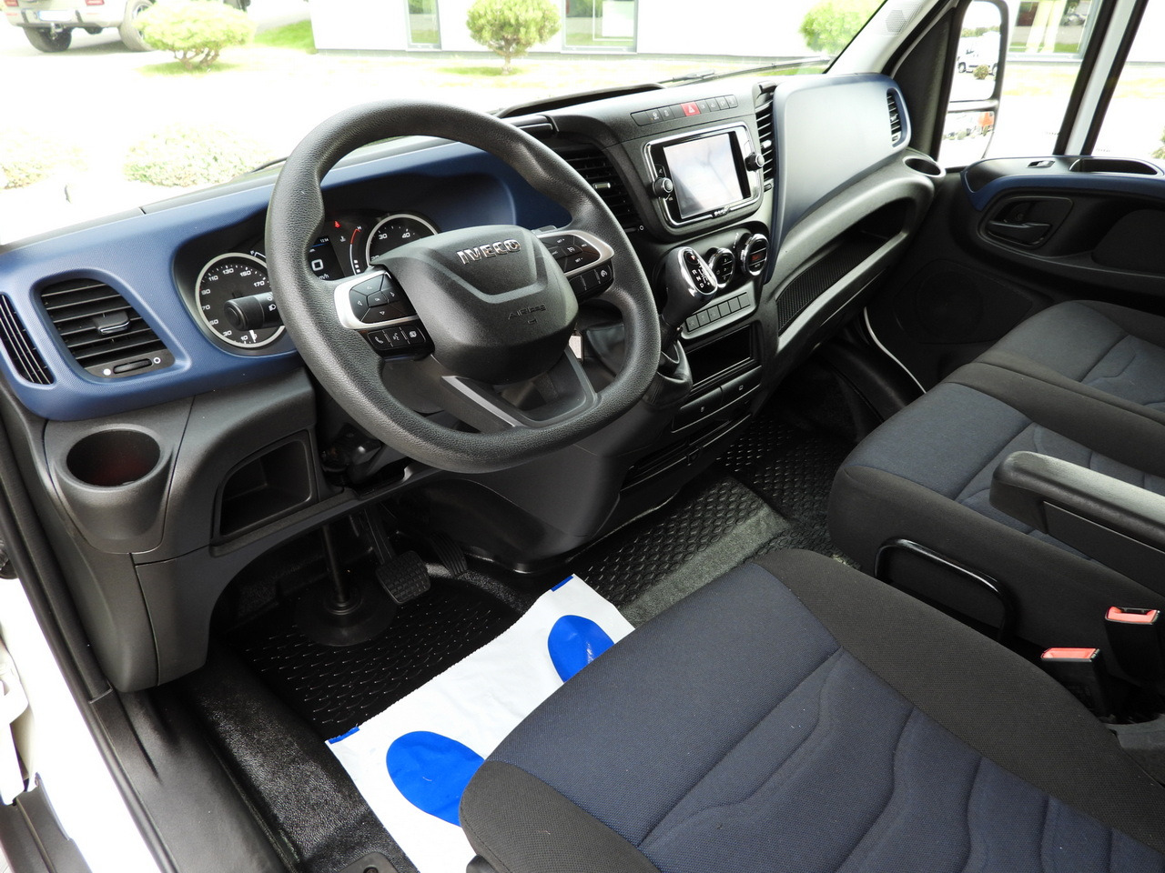 IVECO DAILY 35C16 BOX LIFT 8 PALLETS CRUISE CONTROL AUTOMATIC TRANSMISSION HI-MATIC TWIN WHEELS AIR CONDITIONING 160HP - Bestelwagen gesloten laadbak: afbeelding 2 IVECO DAILY 35C16 BOX LIFT 8 PALLETS CRUISE CONTROL AUTOMATIC TRANSMISSION HI-MATIC TWIN WHEELS AIR CONDITIONING 160HP - Bestelwagen gesloten laadbak: afbeelding 2