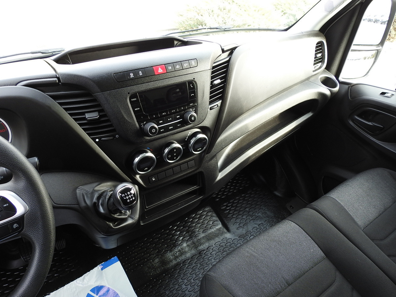 Bestelwagen gesloten laadbak IVECO DAILY 35C16 BOX LIFT 8 PALLETS CRUISE CONTROL TWIN WHEELS AIR CONDITIONING 160HP: afbeelding 32 Bestelwagen gesloten laadbak IVECO DAILY 35C16 BOX LIFT 8 PALLETS CRUISE CONTROL TWIN WHEELS AIR CONDITIONING 160HP: afbeelding 32