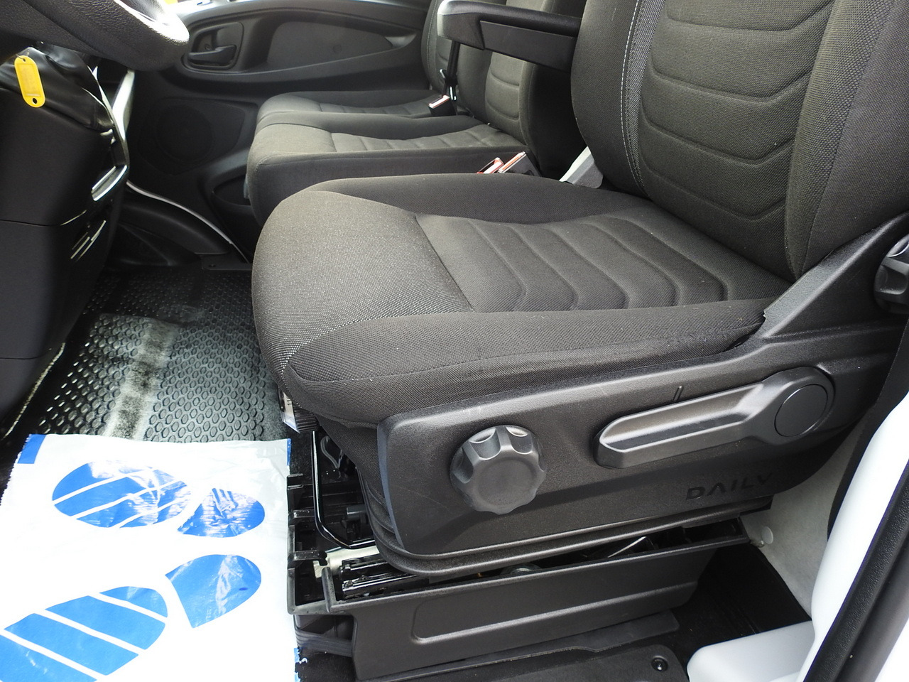 Bestelwagen gesloten laadbak IVECO DAILY 35C16 BOX LIFT 8 PALLETS CRUISE CONTROL TWIN WHEELS AIR CONDITIONING 160HP: afbeelding 27 Bestelwagen gesloten laadbak IVECO DAILY 35C16 BOX LIFT 8 PALLETS CRUISE CONTROL TWIN WHEELS AIR CONDITIONING 160HP: afbeelding 27