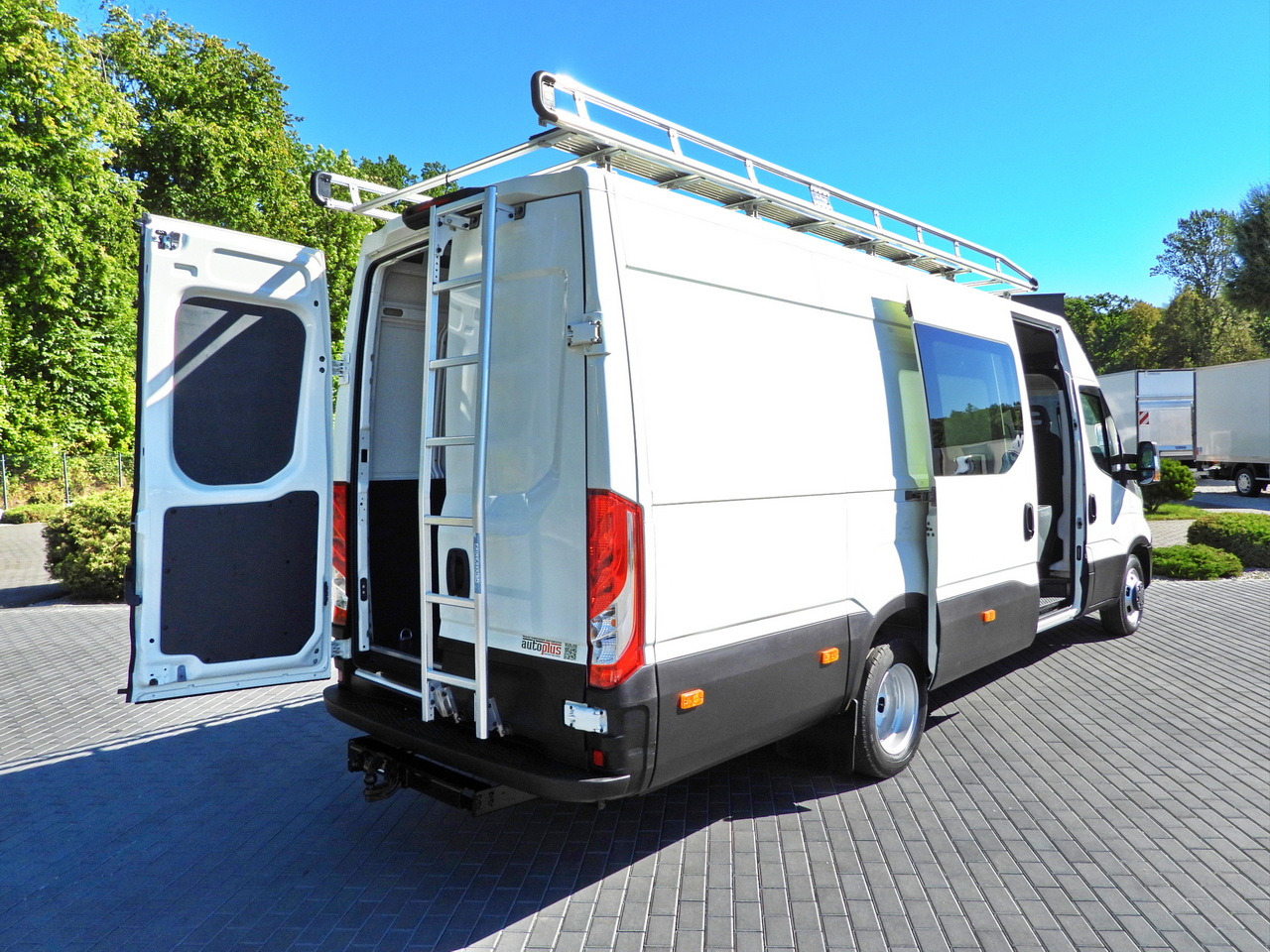 IVECO DAILY 35C17 BOX DELIVERY VAN 6 SEATS CRUISE CONTROL TWIN WHEELS AIR CONDITIONING 170HP - Gesloten bestelwagen: afbeelding 3 IVECO DAILY 35C17 BOX DELIVERY VAN 6 SEATS CRUISE CONTROL TWIN WHEELS AIR CONDITIONING 170HP - Gesloten bestelwagen: afbeelding 3
