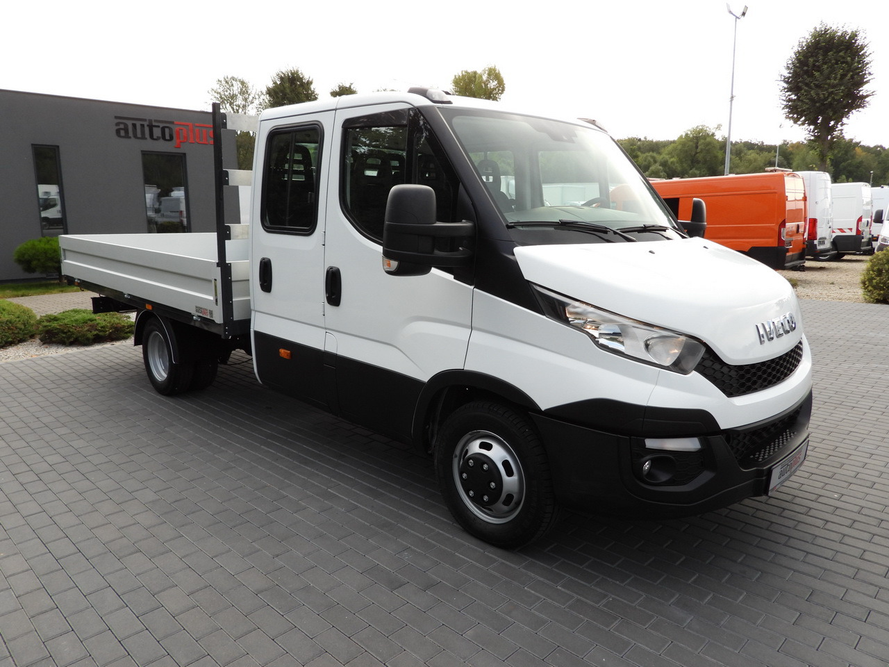 IVECO DAILY 35C17 STAKE BODY DOUBLE CABIN DOKA 7 SEATS CRUISE CONTROL TWIN WHEELS AIR CONDITIONING 170HP - Bestelwagen met dubbele cabine: afbeelding 4 IVECO DAILY 35C17 STAKE BODY DOUBLE CABIN DOKA 7 SEATS CRUISE CONTROL TWIN WHEELS AIR CONDITIONING 170HP - Bestelwagen met dubbele cabine: afbeelding 4