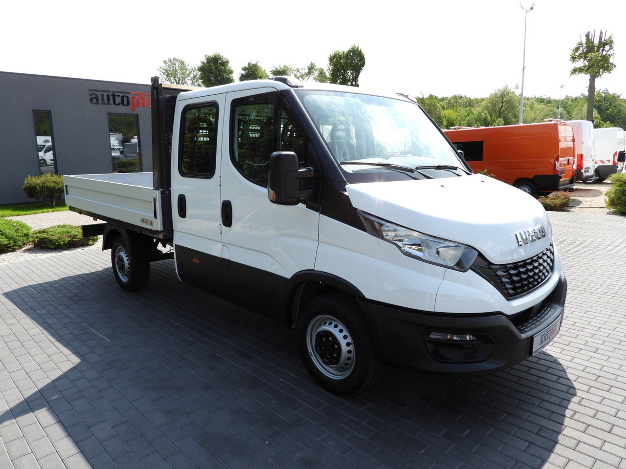 IVECO DAILY 35S12 STAKE BODY DOUBLE CABIN DOKA 7 SEATS AIR CONDITIONING 120HP - Bestelwagen met dubbele cabine: afbeelding 4 IVECO DAILY 35S12 STAKE BODY DOUBLE CABIN DOKA 7 SEATS AIR CONDITIONING 120HP - Bestelwagen met dubbele cabine: afbeelding 4
