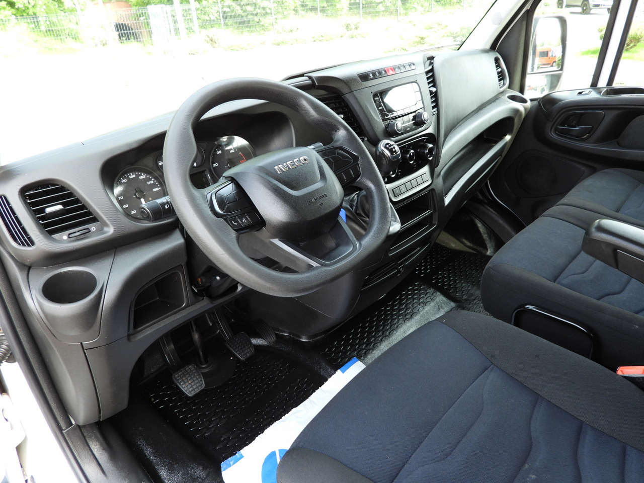 IVECO DAILY 35S12 STAKE BODY DOUBLE CABIN DOKA 7 SEATS AIR CONDITIONING 120HP - Bestelwagen met open laadbak: afbeelding 2 IVECO DAILY 35S12 STAKE BODY DOUBLE CABIN DOKA 7 SEATS AIR CONDITIONING 120HP - Bestelwagen met open laadbak: afbeelding 2
